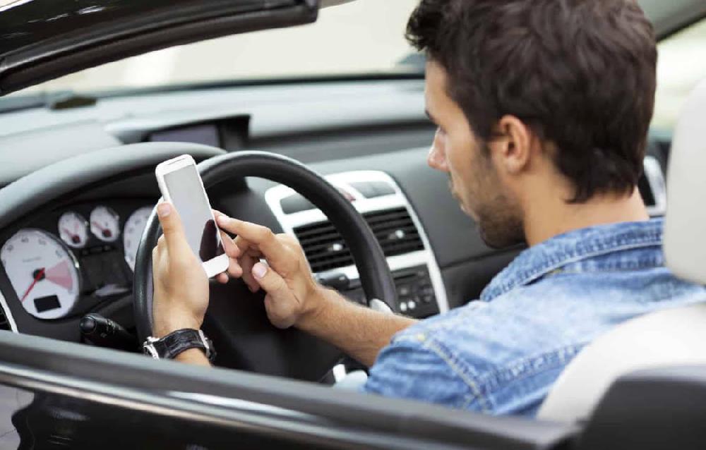 Smartphone al volante — Occorre ritiro immediato patente